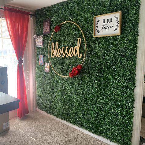 Greens Saloon Wall Design, Greenery Wall Bedroom, Artificial Grass Wall Decoration Ideas, Grass Wall Backdrop Bedroom, Grass Wall Decor, Wax Room, Boxwood Wall, Greenery Wall Decor, Artificial Grass Wall