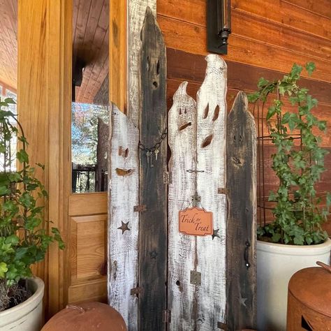 Fence Picket Ghosts, Ghost Fence Boards, Diy Ghost Decoration, Wooden Ghost, Ghost Project, Outdoor Ghosts, Ghost Decor, Ghost Crafts, Upcycled Wood