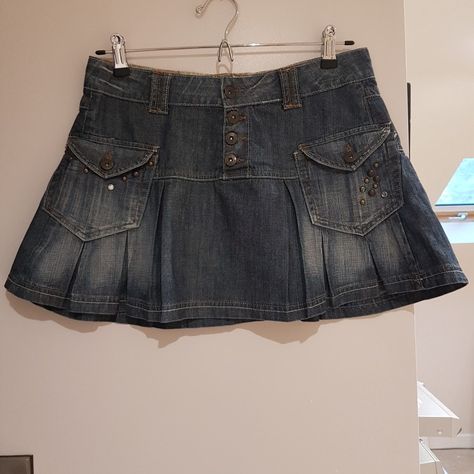 Grey Jeans Y2k Outfit, Pleated Denim Skirt Outfits, Mini Denim Pleated Skirt, Jean Pleated Skirt Outfit, Jean Skirt Pleated, Denim Skirt Aesthetic, Pleated Denim Skirt Outfit, Jean Pleated Skirt, Denim Skirt Pleated