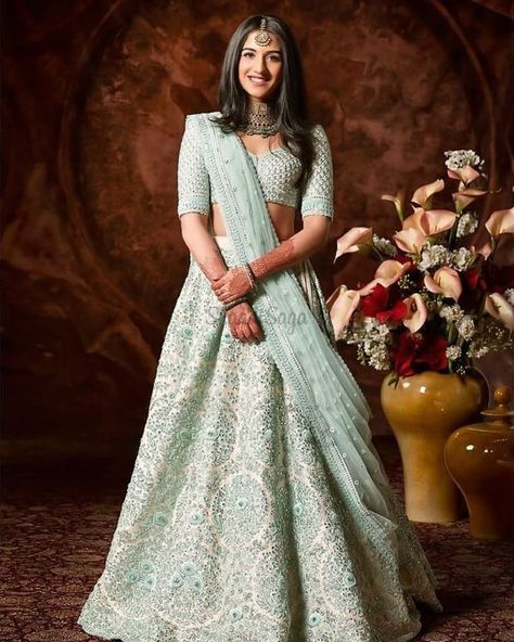 Engagement Dress For Bride, Indian Wedding Gowns, Pengantin India, White Lehenga, Indian Outfits Lehenga, Wedding Lehenga Designs, Bridal Lehenga Collection, Designer Bridal Lehenga, Indian Bridal Lehenga