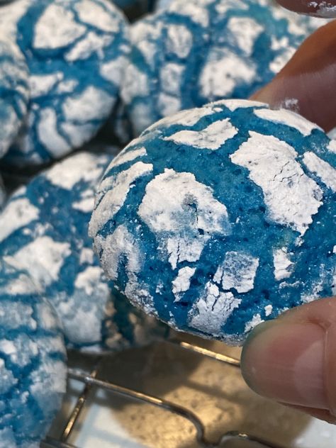 Blue Raspberry Cookies, Dark Blue Cookies, Blue Velvet Cookies Recipes, Blueberry Crinkle Cookies, Blue Cookies Recipe, Blue Cookies Decorated, Blue Colored Food, Blue Crinkle Cookies, Blue Velvet Cookies