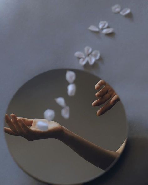 Hand Fotografie, Poetic Photography, Mirror Photography, Hand Photography, Minimal Photography, Reflection Photography, Photographie Inspo, Photography Images, Minimalist Photography