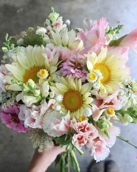 All Posts • Instagram Floret Bouquet, Cut Flower Bouquet Ideas, Snapdragons Bouquet, Cut Flower Garden Bouquet, Bouquet With Snapdragon, Dahlia And Zinnia Bouquet, Farm Bouquet, Late Summer Wildflower Bouquet, Gladiolus Bouquet