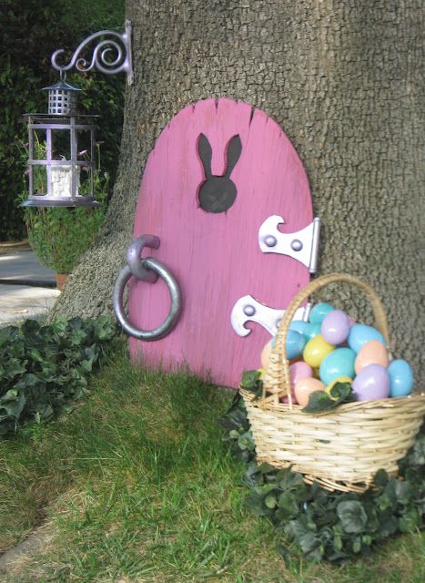 Easter Bunny Door - This guy is srsly genius! Diy Osterschmuck, Easter Things, Easter Wood Crafts, Peter Cottontail, Spring Projects, Spring Ideas, Easter Decorations Outdoor, Easter Time, Hoppy Easter