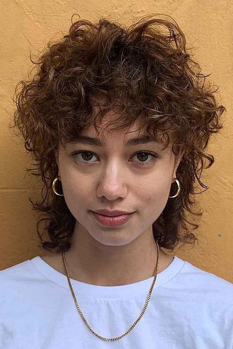 Are you in the mood for cute curly hair mullet styles that women are getting right now? This curly mullet with curly bangs is one of the 26 alluring images we have on our website. Simply tap the photo or click on the link to see more! // Photo Credit: @mouseybrowne on Instagram Androgynous Haircut, Mullet Haircut, Curly Mullet, Cute Curly Hairstyles, Short Curly Haircuts, Haircut Styles, Wavy Hairstyles, Haircuts For Curly Hair, Curly Hair Women