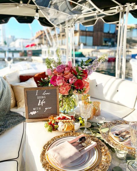 Duffy Boat Decorations, Picnic On Boat, Birthday On Boat, Picnic On A Boat, Yacht Food, Luxury Yacht Party, Boat Picnic, Duffy Boat, Yacht Decor