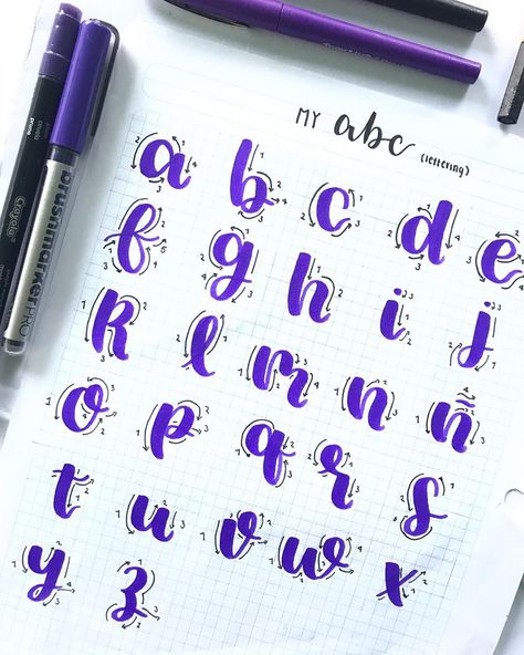 3,389 curtidas, 20 comentários - N O T E S . 2 3 (@notes.23) no Instagram: “Semana de abecedarios!!! Me encanta como resalta el morado en este apunte amigos😍 Espero que les…” Brush Pen Alphabet, Organizator Grafic, Bullet Journal Font, Lettering Guide, Journal Fonts, Alfabet Letters, Seni Dan Kraf, Hand Lettering Art, Hand Lettering Alphabet