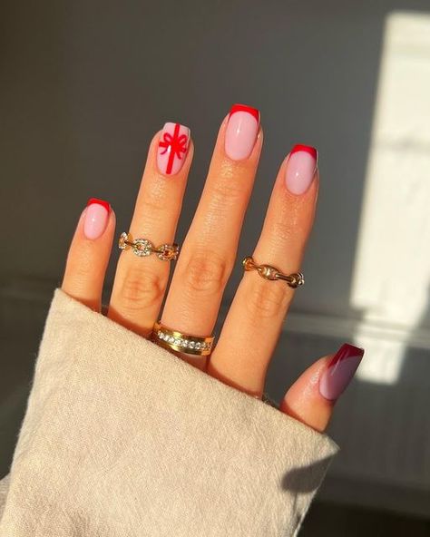 Christmas Nails Acrylic Aesthetic, Cute Nails New Years, Builder Gel Nails Christmas, Cute Nails Holiday, Christmas Nails Short Design, Christmas Nails New Years, Nails With Bows Christmas, Christmas Nails Manicure, Cute Festive Nails