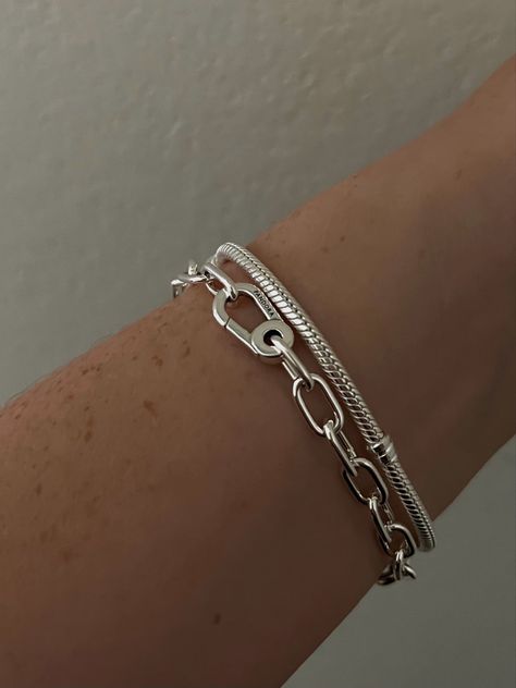 Brunette Silver Jewelry, Classy Silver Jewelry, Pandora Bracelet Stack, Silver Jewellery Stack, Silver Jewelry Stack, Jewelry Accessories Silver, Silver Bracelet Stack, Silver Jewlery, Jewelry Essentials