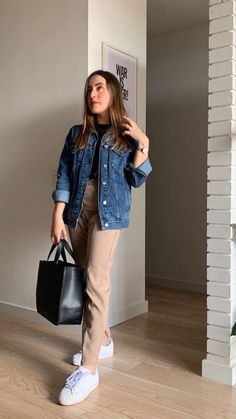 Eurotrip Outfits, Jean Beige, Smart Casual Work Outfit, Outfits Con Jeans, Luxury Photography, Beige Outfit, Casual Day Outfits, Trendy Fall Outfits, Classy Fashion