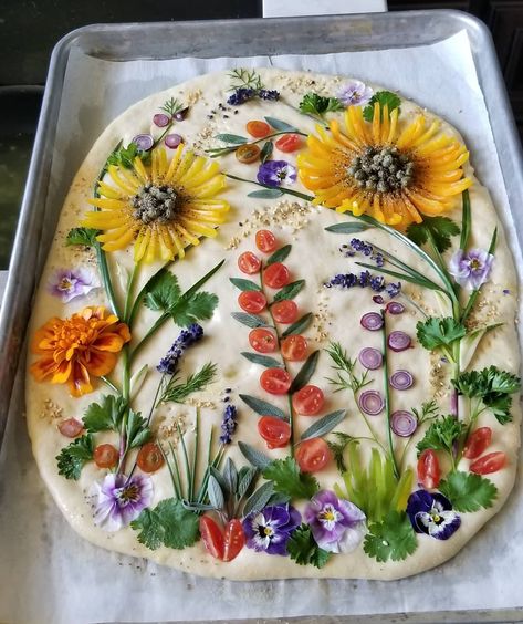 Turning ordinary Focaccia into edible art. Flower Focaccia, Veggie Flowers, Focaccia Bread Art, Flower Bread, Sommer Mad, Focaccia Bread Recipe, Bread Art, Focaccia Bread, Läcker Mat