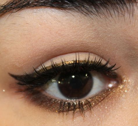 Gold Eyeliner, Gold Liner, Gold Eye Makeup, Fresh Makeup, Formal Makeup, Black Gold Jewelry, Gold Makeup, Black Makeup, Gold Eyes