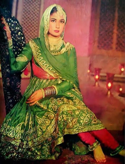 Green Bollywood Aesthetic, Kathak Costume, Indian Retro, Meena Kumari, Interesting Facts In Hindi, Bollywood Posters, Facts In Hindi, Indian Star, Retro Bollywood