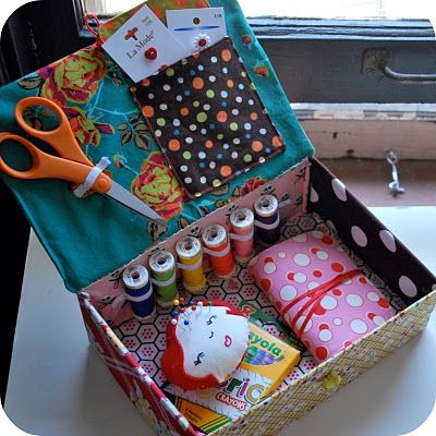 Sewing Kit Tutorial (with pincushion & needle book).  Free downloadable fourteen page set of instructions Sewing Kit Tutorial, Sewing Kit Box, Diy Christmas Gifts For Kids, Trendy Sewing, Costura Diy, Operation Christmas Child, Sewing Baskets, Needle Book, Sewing Box