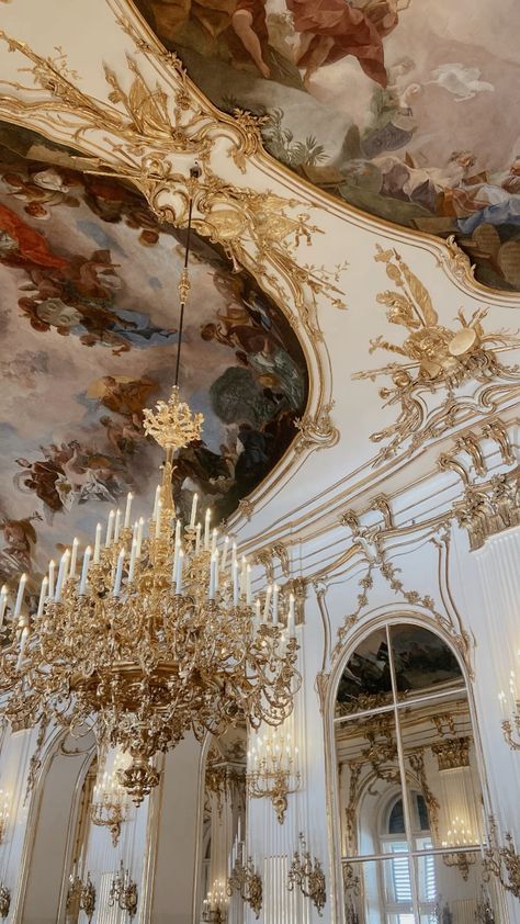 Rokoko Aesthetic, Victorian Area, Rococo Architecture, Chateaux Interiors, Castle Aesthetic, Rennaissance Art, Royalty Aesthetic, Romantic Lighting, Car Rentals