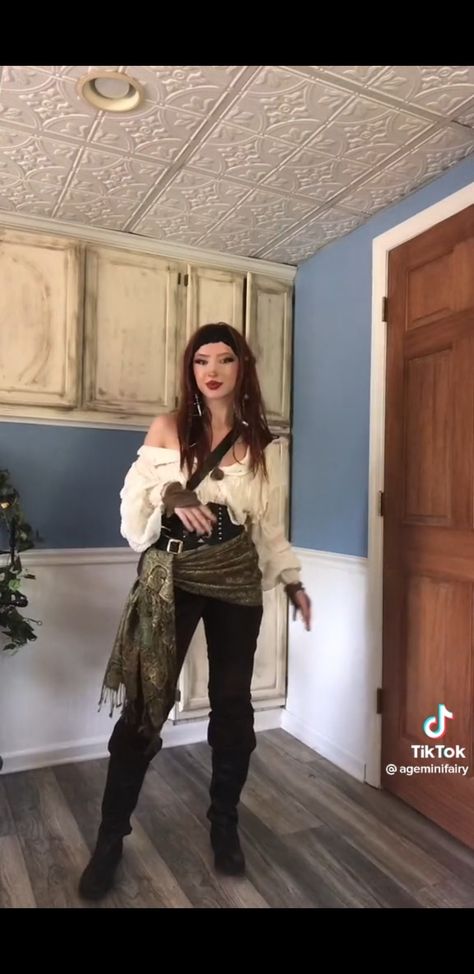 Renn Faire Pirate Costume, Renn Faire Pirate Women, Pirate Outfit Ren Fair, Rennisance Faire Costumes Pirate, Pirates Of The Caribbean Aesthetic Outfit, Closet Ren Faire Outfit, Ren Faire Outfits Women Pants, Boho Pirate Style, Rennisance Faire Costumes Women