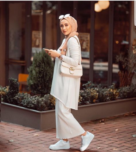 18 Inspiring White Outfit Ideas With Hijab For Winter - Zahrah Rose Hijab For Winter, Outfit Ideas With Hijab, Casual Muslim Outfits, Hijab Fashion Casual Muslim Outfit Ideas, White Outfit Ideas, Estilo Hijab, Outfits Hijab, Modern Hijab Fashion, Stylish Hijab