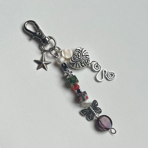 How To Make A Butterfly Out Of Beads, Grunge Phone Charm, Grunge Keychain, Cute Keychain Aesthetic, Keyring Aesthetic, Keychains Aesthetic, Star Grunge, Grunge Star, Green Keychain