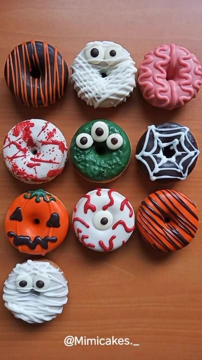 Mini Donuts For Halloween, Scary Donuts Halloween, Halloween Baked Donuts Ideas, Spooky Donut Ideas, Halloween Donut Decorating Ideas, Halloween Donuts Ideas Easy, Christmas Donuts Decoration, Halloween Theme Treats, Halloween Mini Donuts Ideas