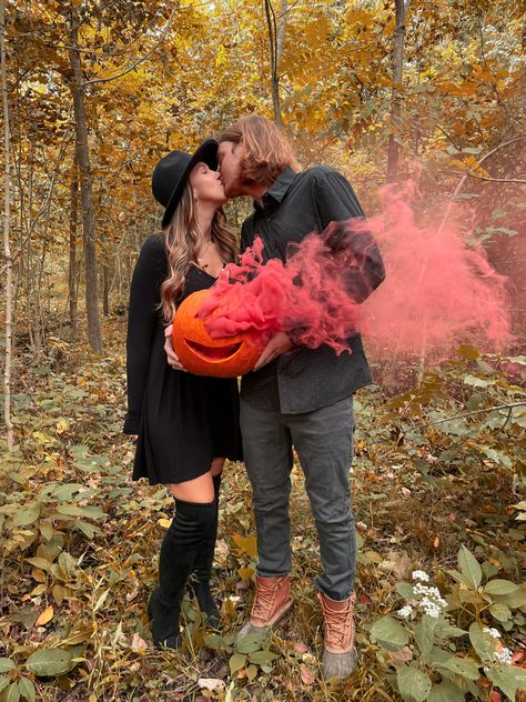 Gender reveal, Halloween, baby girl, pregnancy October Gender Announcement, Pumpkin Head Photoshoot Pregnant, Maternity Shoot Halloween, Maternity Photo Shoot Ideas Fall Theme, Maternity Pictures Halloween, Halloween Gender Reveal Photoshoot, Fall Gender Reveal Photo Shoot, Fall Maternity Announcement Pictures, October Maternity Pictures Family