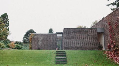 This video, directed by Emile Rafael for NOWNESS, takes us inside the home of famed Danish architect Knud Holscher. Simple Interiors, Modernist Home, Interior Simple, Modernist Architecture, Simple Interior, Garden Park, See Images, Glass House, Danish Modern