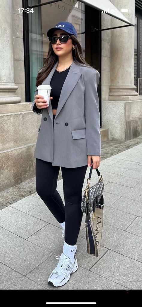 Leggings And Blazer Outfit Casual, Leggings And Blazer Outfit, Parisian Outfit, Casual Outfits For Women, High Waisted Dress, Summer Office Outfits, Elegant Classy Outfits, Ny Outfits, Look Legging