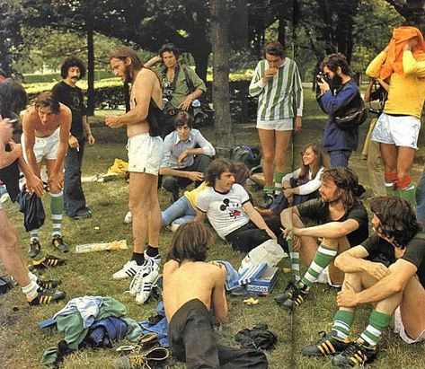 The day after the concert Pink Floyd members started playing football - Photography by Philippe Gras / Le Pictorium Pink Floyd Members, Pink Floyd Art, Syd Barrett, Best Guitar Players, Richard Wright, Football Photography, Roger Waters, Musica Rock, David Gilmour