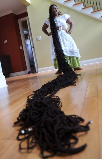 Asha Mandela shows off her record breaking dreadlocks on the floor of her home in Jonesboro, Georgia. Asha Mandela holds the world record for the longest all-natural dreadlocks, at 55ft her locks are longer than a London bus. Asha Mandela, Rapunzel Hairstyles, Nubian Braids, Worlds Longest Hair, Rastafarian Culture, Natural Dreadlocks, Longest Hair, Longer Hair Faster, Dread Braids