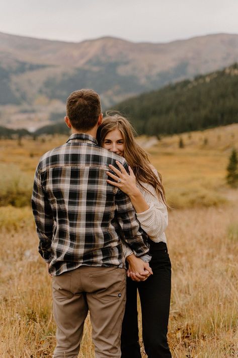 Engagement Photos Outfits Fall Mountains, Different Engagement Photo Styles, Engagement Pictures In The Mountains, Engagement Hiking Photos, Fall Photoshoot Mountains, Fall Country Couple Photoshoot, Couples Fall Engagement Photos, Fall Pictures Poses For Couples, Fall Foliage Engagement Photos