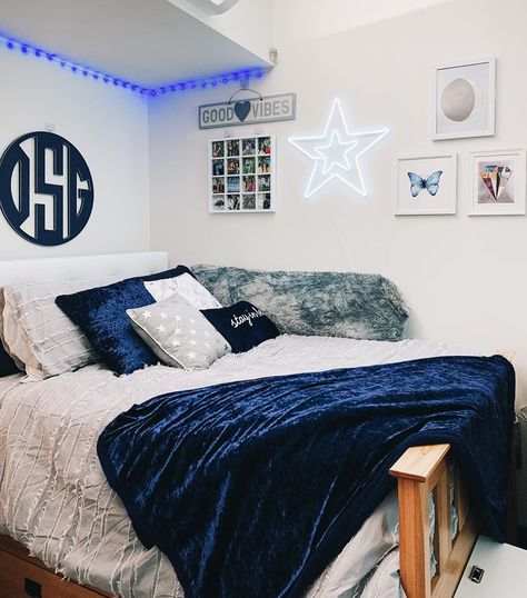 Bedroom decor Navy blue with led lights 💙 𝐅𝐨𝐥𝐥𝐨𝐰 @kayxo36 𝐟𝐨𝐫 𝐦𝐨𝐫𝐞 Navy Dorm, Dorm Room Paintings, Blue Dorm Room, College Bedroom Decor, Blue Dorm, Blue Room Decor, College Bedroom, College Living, Blue Bedroom Decor