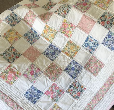 Aesthetic Quilt Patterns, Floral Patchwork Quilt, Liberty Fabric Quilt, Vintage Patchwork Quilt, Cottage Core Quilt, Quilting Ideas Patterns, Free Vintage Quilt Patterns, Aesthetic Quilts, Quilt Bedroom Decor Ideas