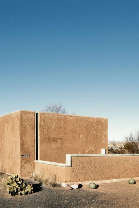 Industrial style meets organic finishes at this contemporary Marfa compound, built by two different architects in the Chihuahuan desert. The minimalist west Texas property has a palette of concrete, aluminium and glass mixed with abode walls and rough plaster. It sits in the remote desert arts town of Marfa, known for its modernist architecture and site-specific artworks by minimalist artist Donald Judd. Photography: Casey Dunn #design #architecture #interiors #minimalism Desert Landscape Architecture, Marfa Architecture, Architecture Precedent, Cement Homes, Concrete Facades, Desert Farmhouse, Desert Architecture, Chihuahuan Desert, Futuristic House