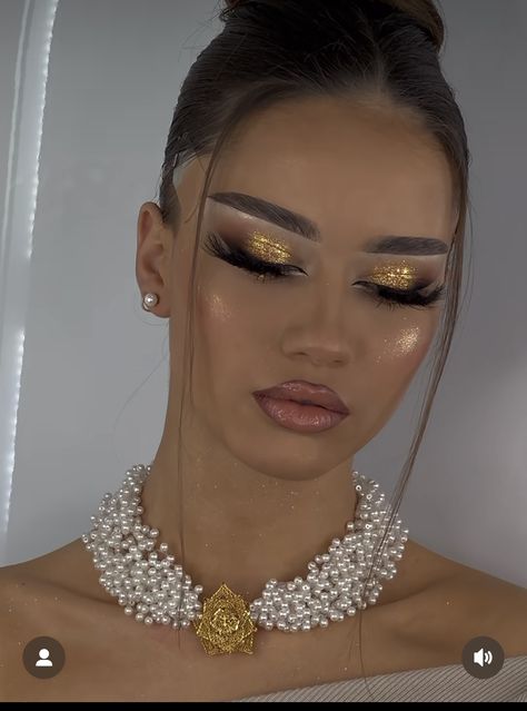 Gold And White Eyeshadow, Gold Diamond Makeup Looks, New Year Glam Makeup, Elegant Gold Makeup, Gold And Pearl Makeup, Gold Brown Makeup Looks, Gold Prom Aesthetic, Gold Birthday Makeup, Gold Makeup Prom