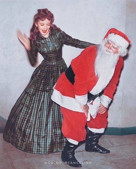 Vintage Christmas Party Photos, Santa Claus Aesthetic, 70s Christmas Aesthetic, Celebrity Christmas, 60s Christmas, Christmas Editorial, Iconic Christmas, Vintage Christmas Photos, Bad Santa