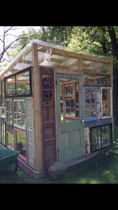 Une cabane construite avec des veilles portes et fenêtres...  #recyclage #vieillefenêtre #upcycling #fenêtre #décoration #DIY #jardin #cabane Serre Diy, Recycled Windows, Window Greenhouse, Garden Shed Diy, Recycled Window, Recycled Door, Diy Greenhouse Plans, Greenhouse Shed, Backyard Greenhouse