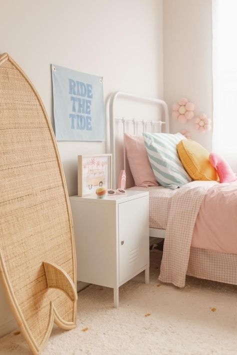 California Aesthetic Home Bedroom, Bedroom With Surfboard, Pink Surfer Bedroom, Preppy Beach Bedroom Ideas, Costal Girl Bedroom, Surf Inspired Room, Beach’s Room Decor, California Themed Bedroom, Beachy Themed Room