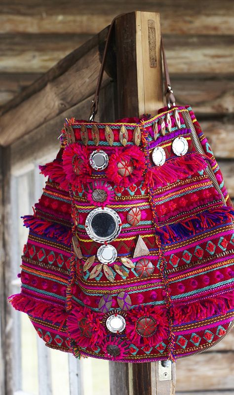 Plumo ethnic bag: Coloured textile bag decorated with wooden beads, mirrors and… Mundo Hippie, Diy Sac, Glasses Fashion Women, Mode Hippie, Ethnic Bag, Textile Bag, Estilo Hippie, Hippy Chic, Bohemian Bags