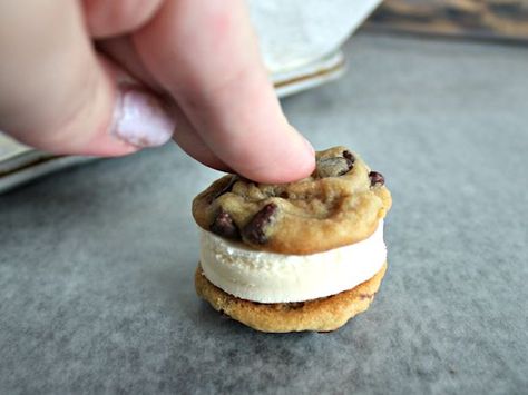 Chocolate Chip Cookie Ice Cream Sandwich, Ice Cream Cookies Sandwich, Sugar Cookie Ice Cream Sandwich, Mini Ice Cream Sandwiches, Ice Cream Sandwich Cookies, Ice Cream Cookie Sandwich Recipe, Ice Cream Sandwich Dessert, Oreo Ice Cream Sandwich, Easy Ice Cream Sandwiches