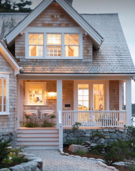 Small Modern House Design Exterior Front Porches, Cape Cod Style House Interior Design, Costal Cottage House, Nantucket House Exterior, Cape Cod Lake House, Cape Cod Home Interior, Cape Cod House Interior Ideas, Hamptons Home Exterior, New England Beach Cottage