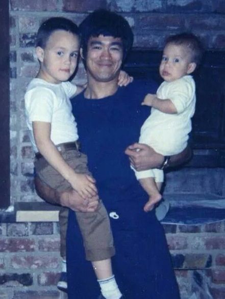 Bruce with his kids Bruce Lee Poster, Bruce Lee Family, Bruce Lee Pictures, Bruce Lee Art, Bruce Lee Martial Arts, Kung Fu Movies, Bruce Lee Quotes, Bruce Lee Photos, Jeet Kune Do