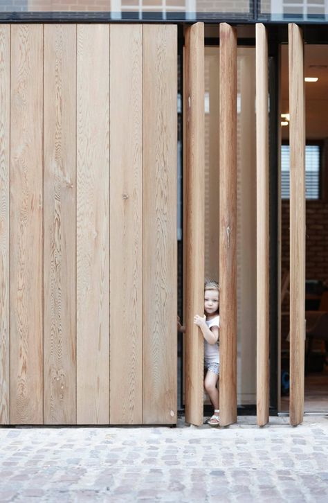 Wooden pivot screens. Reconstruction project "London Mew's Development" designed by London-based architectural and interior design collective d_raw. Photography courtesy of d_raw. Dold Dörr, Wood Architecture, Timber Cladding, Hus Inspiration, Facade Architecture, Facade Design, Design Case, Building Design, 인테리어 디자인