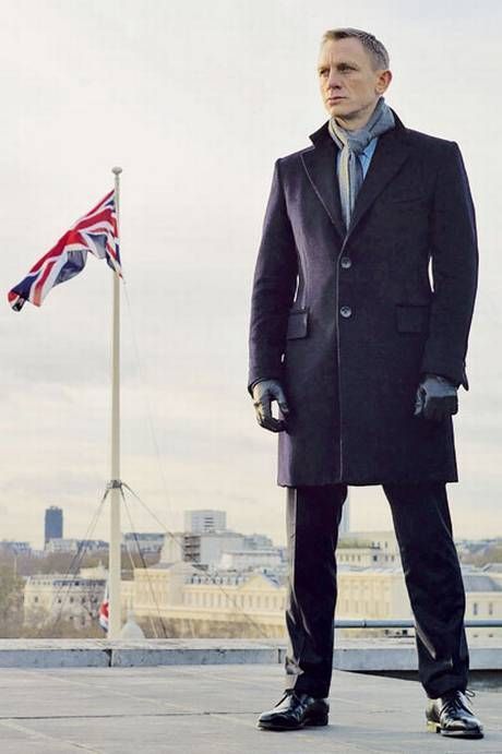 Men's Overcoats: What to Look For | The Art of Manliness Daniel Craig Workout, James Bond Style, Man's Overcoat, Daniel Craig James Bond, Style Masculin, Minimal Wardrobe, 007 James Bond, Bond Movies, Rachel Weisz