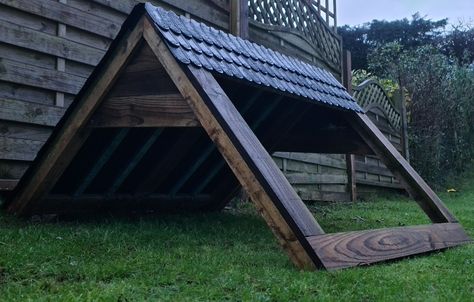 Chicken Feeder Shelter, Chicken Shelter From Rain, Farming Chickens, Backyard Chicken Coop Diy, Chicken Shelter, Chicken Coop Diy, Backyard Chicken Coop, Rain Shelter, Coop Ideas