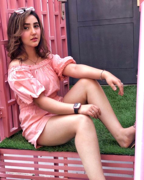 Nidhi Bhanushali, Ashnoor Kaur, Celebrity Fashion Looks, Avneet Kaur, Teen Actresses, Stylish Photo Pose, Top 40, Couples Poses For Pictures, Bollywood Girls