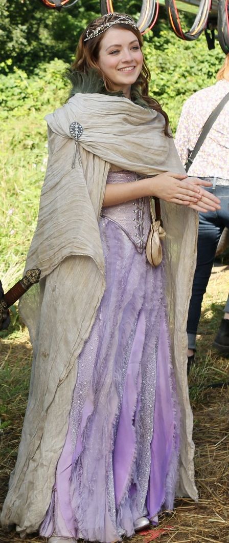 Aurora on Once Upon a Time. My favorite princess. I feel like I need a board for all my favorite fiction and non fiction females. Aurora Costume, Sarah Bolger, Aurora Dress, Fairytale Fashion, Medieval Costume, Princess Aurora, Medieval Dress, True Blood, Fantasy Costumes