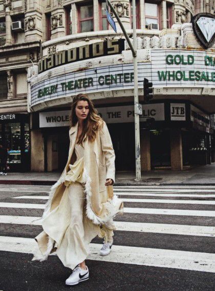 fashion editorial street style Mode Poses, Sebastian Kim, Crossing The Street, Editorial Vogue, Fashion Gone Rouge, Vogue Editorial, Mode Editorials, Woman Walking, City Fashion