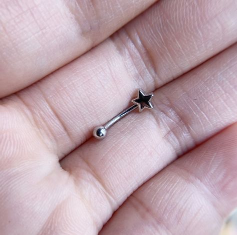 Cute Labret Jewelry, Eyebrow Piercing Jewelry Star, Cool Eyebrow Piercing Jewelry, Curved Barbell Jewelry, Weird Piercings, Grunge Piercings, 16 Gauge Earrings, Barbell Jewelry, Eyebrow Piercing Jewelry