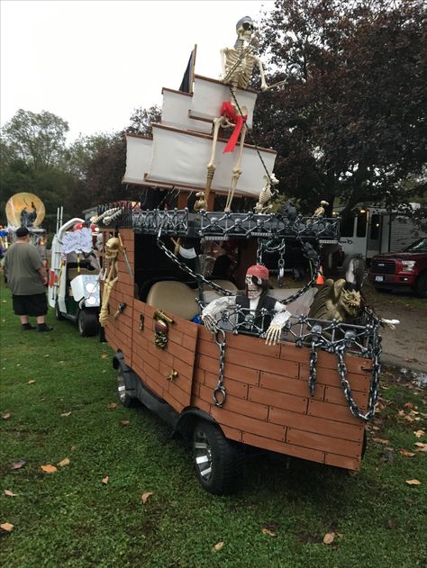 Pirate Golf Cart Decorations, Pirate Floats For Parade, Halloween Float Ideas, Camper Halloween, Halloween Parade Float, Peter Pan Halloween, Golf Cart Decorations, Gold Cart, Halloween Golf