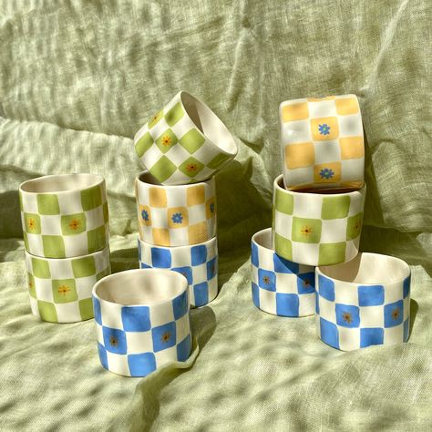 Checkered Mug, Ceramic Cafe, Green Checkered, Hand Painted Mugs, Pottery Painting Designs, Painted Cups, Painted Mugs, Clay Vase, Pottery Crafts