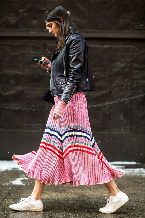 - Photo: BFA Pink Pleated Skirt, Look Rose, Mode Tips, Basic Fashion, Blazer Outfit, Looks Street Style, Stil Inspiration, Cooler Look, Cool Street Fashion